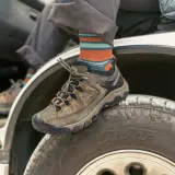Buty trekkingowe Keen na oponie terenowej. Keen co to za firma? To marka obuwia outdoorowego, idealna na przygody.