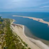 Piękne plaże i zieleń, idealne miejsce, gdzie na wakacje w sierpniu w Polsce.