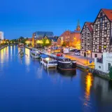 Bydgoszcz atrakcje: rzeka Brda, statki, zabytkowa zabudowa i słynny siłaczek na linie. Wieczorny klimat miasta.