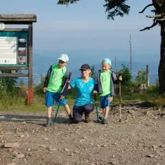 Rodzina na szczycie Baraniej Góry. Mama z dwoma synami, gotowi do dalszej wędrówki.