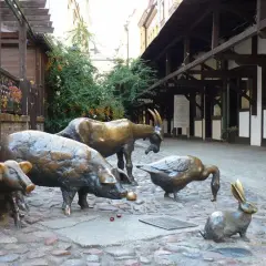 Wrocław co zobaczyć? Urocze rzeźby zwierząt na brukowanej uliczce. Świetne miejsce na spacer i pamiątkowe zdjęcie.