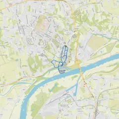 Mapa Sandomierza z zaznaczoną trasą spacerową. Odkryj sandomierz atrakcje, spacerując po malowniczych wzgórzach i uliczkach.