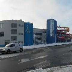 Nowoczesny aquapark w Żorach z kolorowymi zjeżdżalniami i charakterystycznym logo "AQUA RION".