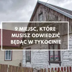 Drewniane domy w Tykocinie z napisem "9 miejsc, które musisz odwiedzić będąc w Tykocinie".