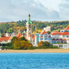 Sopot atrakcje: malowniczy widok na plażę, morze i zabytkowe budynki z wieżą widokową w jesiennej scenerii.