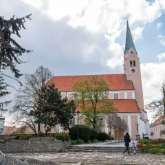 Spacer po rynku w Sobótce. Kościół, drzewa i kwiaty tworzą urokliwe **sobótka atrakcje**.