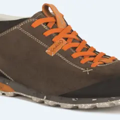 Brązowy but trekkingowy Aku Bellamont z pomarańczowymi sznurówkami i detalami. Idealny na górskie wędrówki.
