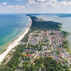 Mielno atrakcje: malownicze widoki na plażę, morze i jezioro Jamno. Urokliwe miasteczko z kolorowymi domkami i zielonymi terenami.
