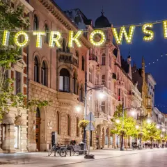 Ulica Piotrkowska nocą, pełna świateł i architektonicznych atrakcji Łodzi.