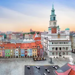 Poznański Rynek, jeden z największych rynków w Polsce, z kolorowymi kamieniczkami i renesansowym ratuszem.