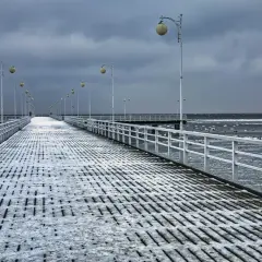 Mroźny spacer po molo w Juracie. Zimą atrakcje są inne, ale widok na Bałtyk i ławice ptaków wynagradza chłód.