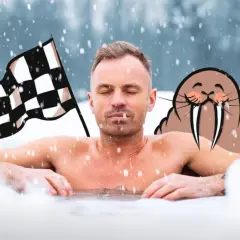 Mężczyzna z zamkniętymi oczami w lodowatej wodzie, obok szachownica i uśmiechnięta foka. To jego pierwsze morsowanie!
