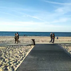 Spacer po plaży we Władysławowie, idealne miejsce na rodzinne atrakcje dla dzieci.