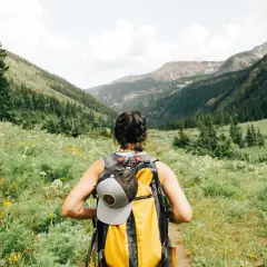 Kobieta z plecakiem wyrusza na szlak. To idealne miejsce na trekking, gdzie każdy krok to przygoda, a nie tylko zwykły hiking.