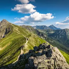 Widok na pasmo górskie z krętymi ścieżkami. To idealne miejsce na fajne trasy z Kuźnic, oferujące zapierające dech w piersiach widoki.