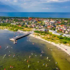 Jastarnia atrakcje: wiatrówki i żaglówki na Zatoce Puckiej, molo, plaża i urokliwe domki.