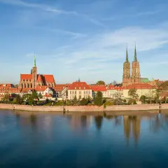 Panorama Ostrowa Tumskiego we Wrocławiu z katedrą i kościołem. Idealne miejsce na darmowe atrakcje Wrocław!