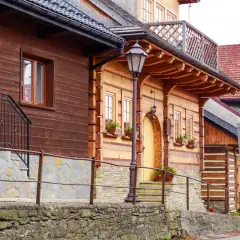 Drewniane domy i kamienne murki tworzą urokliwy krajobraz. Odkryj lanckorona atrakcje i poczuj klimat tego miejsca.