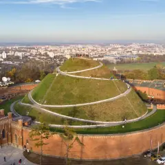 Kopiec Kościuszki, jedna z głównych atrakcji Krakowa, z krętymi ścieżkami i widokiem na miasto.