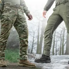 Dwa modele spodni, idealne na zimowe wyprawy w góry. Kamuflaż i zieleń, praktyczne kieszenie i solidne buty.