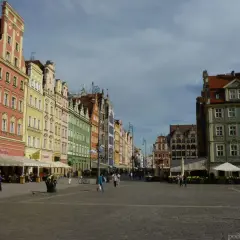 Kolorowe kamienice na Rynku we Wrocławiu, idealne na spacer z przewodnikiem.