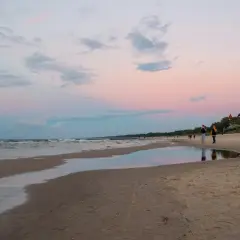 Zachód słońca nad morzem w Łebie. Piękne łeba atrakcje, plaża, zamek i spacerowicze.