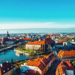 Wrocławski widok z lotu ptaka, rzeka Odra i zabytkowe budowle. To jeden z najpiękniejszych miast w Polsce.