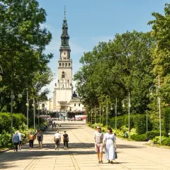 Aleja prowadząca do Jasnej Góry, jednej z głównych **częstochowa atrakcje**. Spacerują nią pielgrzymi i turyści.