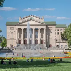 Poznań atrakcje dla młodzieży: ludzie odpoczywają przy fontannie przed Teatrem Wielkim.