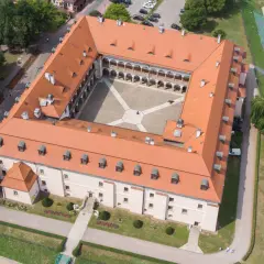Zamek Królewski w Niepołomicach, z dziedzińcem i arkadowymi krużgankami, to jedna z głównych atrakcji regionu.