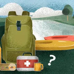 Co zabrać na kajaki? Plecak, apteczka, jedzenie, napój i jabłko czekają obok dwóch kajaków.