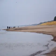 Spacer po plaży w Dąbkach, z widokiem na morze i las. To jedna z wielu atrakcji tego miejsca.