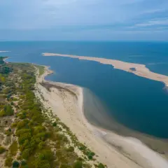 Piękne plaże i zieleń, idealne miejsce, gdzie na wakacje w sierpniu w Polsce.