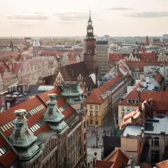 Widok na wrocławskie kamienice i wieżę ratuszową. Odkryj wrocław atrakcje z lotu ptaka.