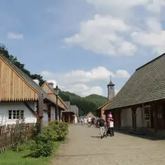 Spacer po największym skansenie w Polsce. Drewniane chaty, kościółek i zielone wzgórza tworzą malowniczy krajobraz.