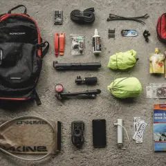 Plecak, pompka, łatki, multitool, apteczka, mapa Beskidów i przekąski – to wszystko, co zabrać w góry na rowerową wyprawę.