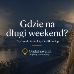 Kobieta w kapeluszu spaceruje po urokliwej uliczce miasta, zastanawiając się, gdzie spędzić **długi weekend**. City break, tanie loty i krótki urlop.