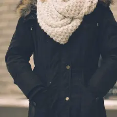 Ciepła parka z futrzanym kapturem i grubym szalikiem, idealna na zimę. To właśnie taka parka co to znaczy komfort i styl.