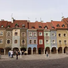 Kolorowe kamienice na Starym Rynku w Poznaniu, jedne z głównych poznańskich atrakcji, zachwycają turystów.