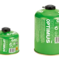 Dwa zielone rodzaje kartuszy gazowych Optimus Energy, jeden mniejszy (230g) i jeden większy (450g), z napisem "GAS" i mieszanką gazów.