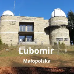 Obserwatorium astronomiczne na szczycie Lubomir w Beskidzie Makowskim. Kamienna budowla z kopułami, otoczona drzewami.