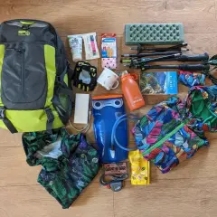 Plecak, kijki trekkingowe, bidon, krem z filtrem, plastry i powerbank – to wszystko, co zabrać w góry latem.