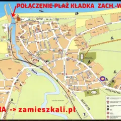 Mapa Ustki z zaznaczonymi atrakcjami, w tym połączeniem plaży kładką zachód-wschód.