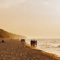 Spacerem po plaży w Pobierowie, podziwiając zachód słońca. To jedna z głównych atrakcji tego miejsca.
