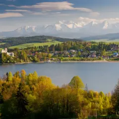 Zamek w Niedzicy nad Jeziorem Czorsztyńskim, otoczony zielenią i górami. Pieniny atrakcje w pełnej krasie.