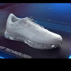 Biały but sportowy z przezroczystą podeszwą, z widocznym napisem GORE-TEX membrane. Technologia Invisible Fit.