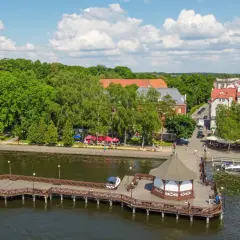 Idealne miejsce, gdzie na wakacje z dziećmi: malownicze miasteczko nad jeziorem z promenadą, molo i zielonymi terenami.