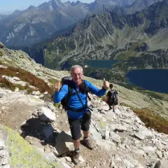 Wspaniały widok na Tatry z Kozi Wierch. Czas przejścia minął, a turyści cieszą się pięknem gór.