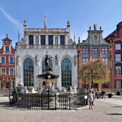 Fontanna Neptuna i kolorowe kamienice na Długim Targu. Gdańsk atrakcje dla młodzieży to spacer po tym historycznym miejscu.