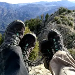 Wygodne buty trekkingowe, idealne na wędrówkę po górach. Zastanawiasz się, jakie buty w Tatry wybrać? Te sprawdzą się świetnie!